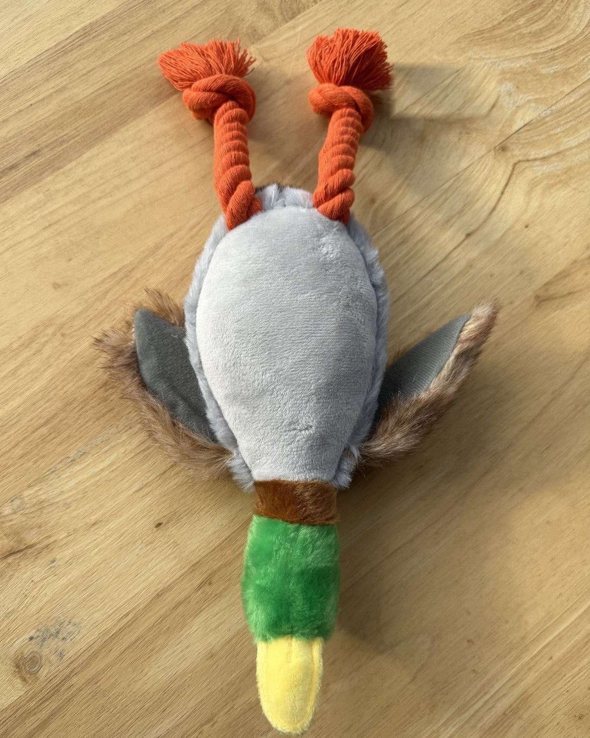 Snooflee Quacker piepeend voor honden, 32 cm grijs pluche met groene kop en oranje touwpootjes