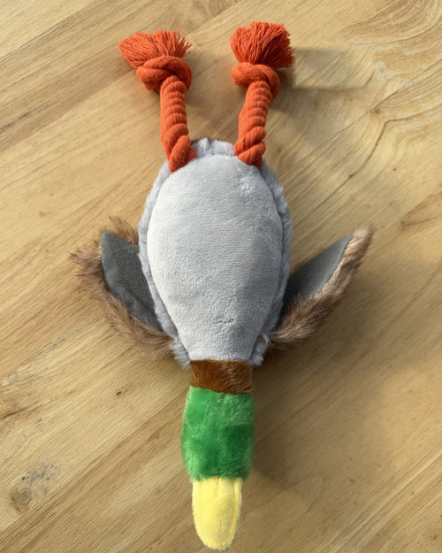 Snooflee Quacker piepeend voor honden, 32 cm grijs pluche met groene kop en oranje touwpootjes
