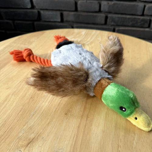 Snooflee Quacker driekwart van opzij op een houten tafel